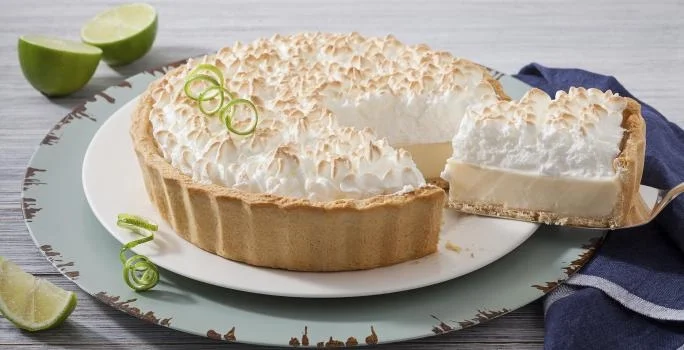 Foto de uma torta de limão pronta e cortada