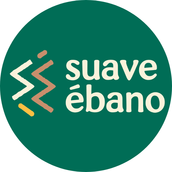 logo em formato redondo, com fundo verde e escrito Suave Ébano em letrans marrom claro